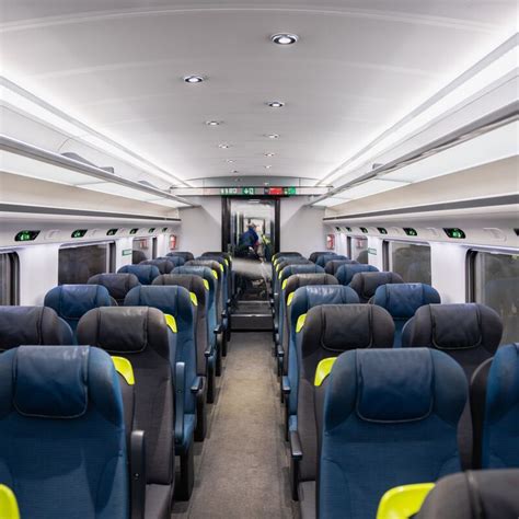 Interieur van een moderne Noorse trein met comfortabele stoelen en grote ramen.