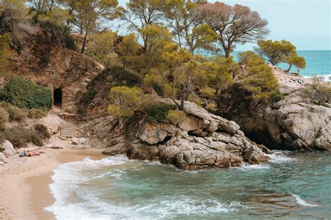 Panorama van een naturistisch strand aan de Spaanse kust