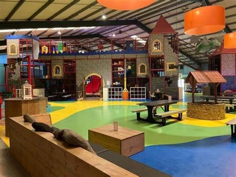 Kinderen spelen op de speelduin met het speelkasteel en de glijbaan.