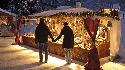 Close-up van sfeervolle kerstkraampjes op de kerstmarkt