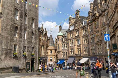 Een artistieke impressie van de Royal Mile in Edinburgh met historische gebouwen.