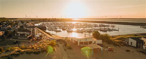Overzicht van de faciliteiten op Roompot Beach Resort Kamperland, met nadruk op het zwembad en de Beach Club.
