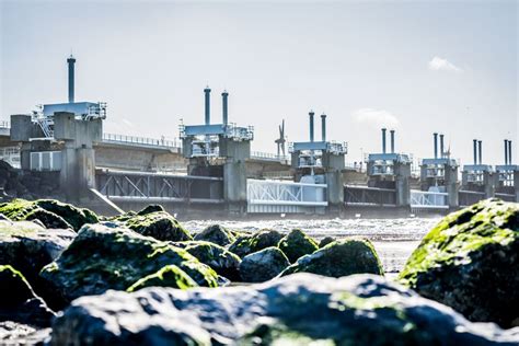 Het Banjaardstrand met de Oosterscheldekering op de achtergrond.