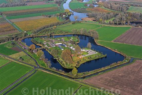 Luchtfoto van Water Village met waterwegen en vakantiewoningen.