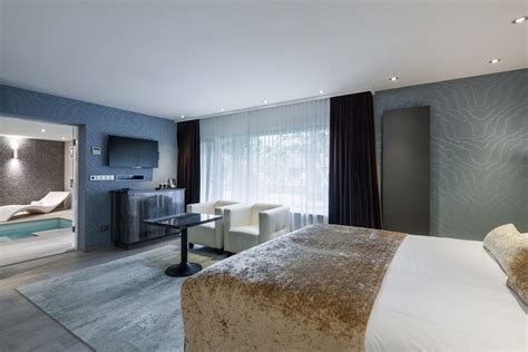 Artistieke impressie van een luxe hotelkamer met directe toegang tot een privé zwembad, met sfeervolle verlichting en comfortabele ligstoelen.