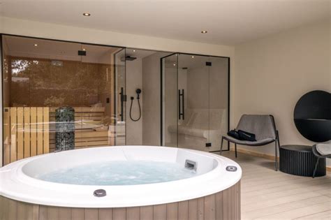 Interieurfoto van de wellnessruimte bij Mil'eau, met een zoutsteensauna en jacuzzi.