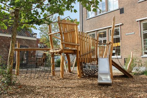 Illustratie van een kindvriendelijk vakantiehuisje met speeltoestellen