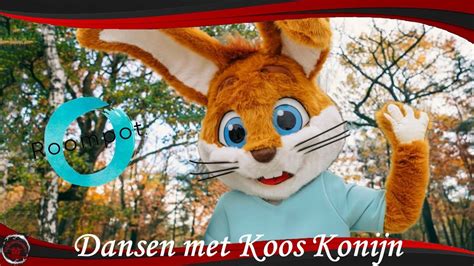 Karakter Koos Konijn die kinderen begroet