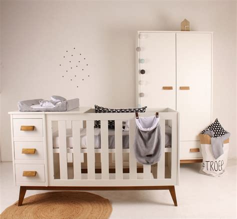 Interieur van een babyvriendelijke lodge met ledikant en commode