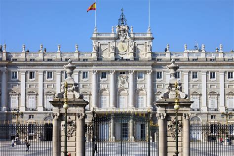 De imposante gevel van het Koninklijk Paleis van Madrid