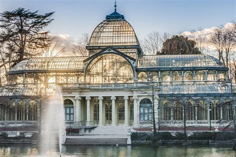Het Palacio de Cristal in Park el Retiro, omringd door groen