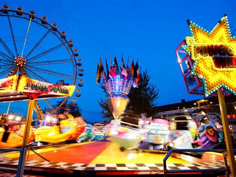 Vrolijke kermisattracties met suikerspinnen en draaimolens