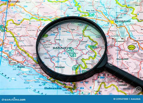 Kaart van de ligging van Sarajevo International Airport ten opzichte van het stadscentrum