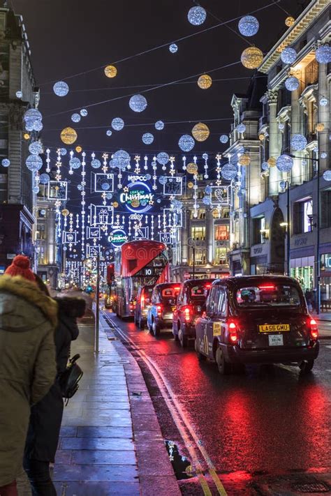 Sfeervolle straat met kerstverlichting in Boedapest