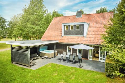 Overzichtsfoto van het vakantiepark met luxe vakantiehuizen en groen