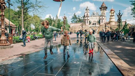 Kinderen spelen bij een fontein in de Efteling