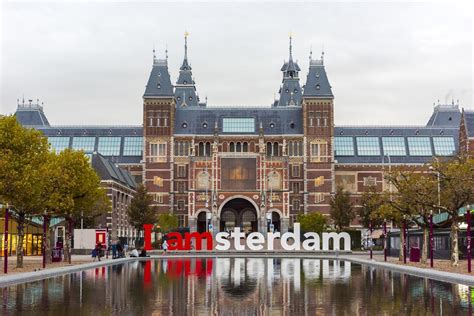 Collage van iconische bezienswaardigheden in Amsterdam: Rijksmuseum, Anne Frank Huis, Albert Cuypmarkt