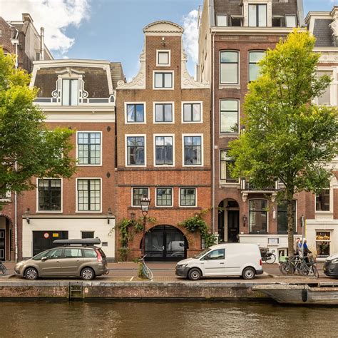 Foto van een SIXT huurauto die geparkeerd staat voor een iconisch Amsterdams grachtenpand