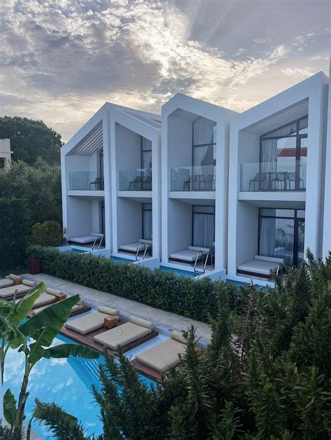 Luxe zwembad met ligbedden bij Cavo Vezal, Zakynthos