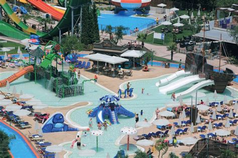 Gezinsplezier in een waterpark met glijbanen bij SPLASHWORLD Aqua Bay Suites