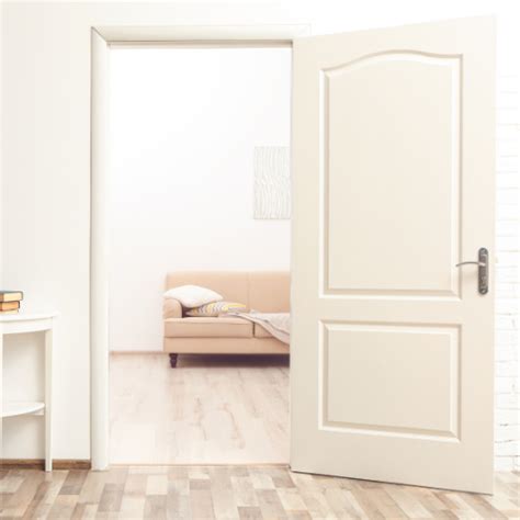 Illustratie van een privékamer op Airbnb met een slaapkamerdeur en toegang tot een gedeelde keuken.