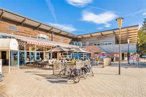 Kinderen spelen in de speeltuin op Roompot Vakantiepark Kijkduin