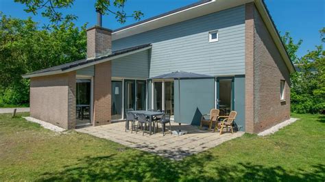 Barbecue op een terras bij een vakantiehuisje op Roompot Vakantiepark Kijkduin