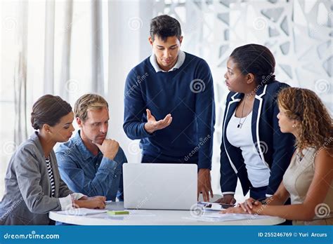 afbeelding van medewerkers die samenwerken op het platform van een luchthaven
