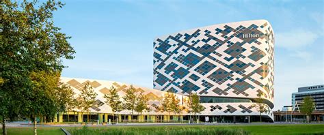 Architectonisch icoon van Hilton Amsterdam Schiphol Airport met kenmerkende ruitvormige gevel en atrium
