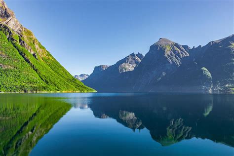 Uitzicht op een Noors fjord vanaf een cruiseschip