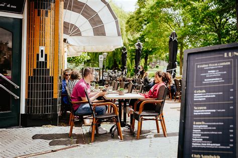 Senioren genieten van de zon op een terras in Spanje