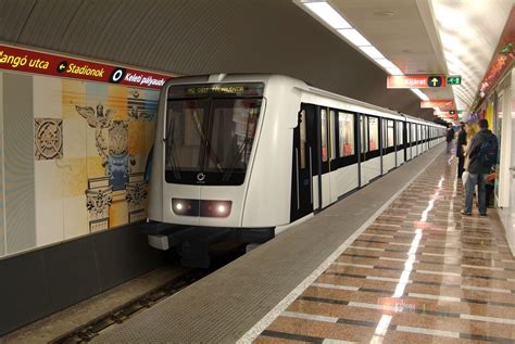 Interieur van een metrotrein van Metro do Porto op weg naar het stadscentrum