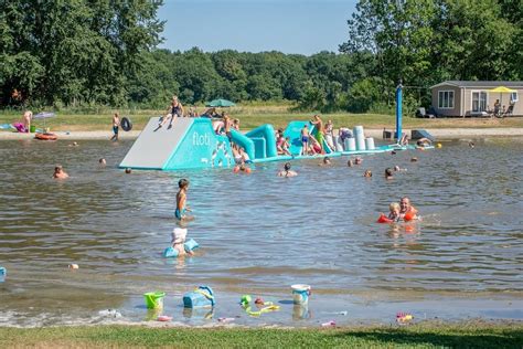 Recreatieplas met strand en terras op Camping de Bouwte