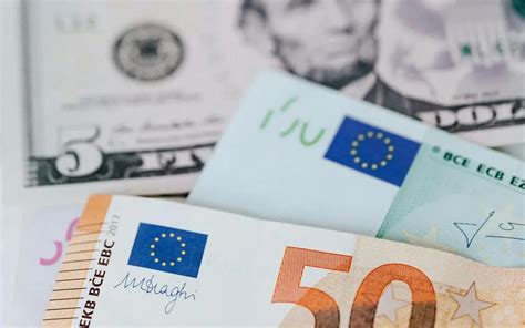 Schema met de kosten en voordelen van geld wisselen bij GWK Travelex, zowel online als fysiek.