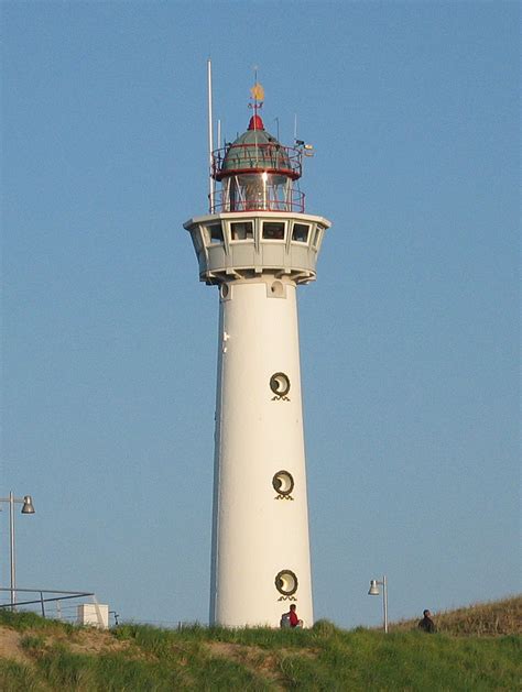 De vuurtoren Jan van Speijk in Egmond aan Zee, een iconisch herkenningspunt aan de kust.
