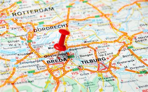 Kaart van Nederland met de locaties van Breda en Schiphol gemarkeerd