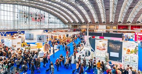 Indruk van de Huishoudbeurs met diverse stands en bezoekers