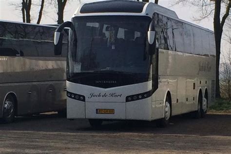 Luxe touringcar klaar voor vertrek naar de Huishoudbeurs