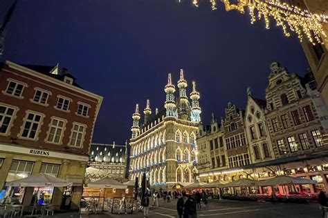 Luchtfoto van het Mgr. Ladeuze- en H. Hooverplein met kerstdecoratie en kraampjes