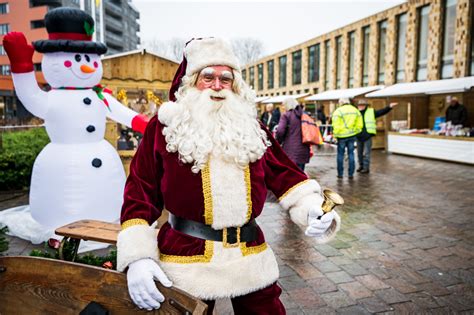 De nieuwe woning van de Kerstman op de kerstmarkt