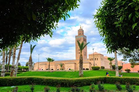 Panorama van Marrakech met de Koutoubia-moskee op de voorgrond en de Atlasbergen op de achtergrond