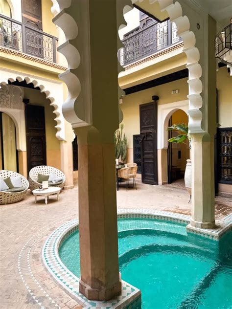 Interieur van een traditionele Marokkaanse riad met een centrale patio en fontein