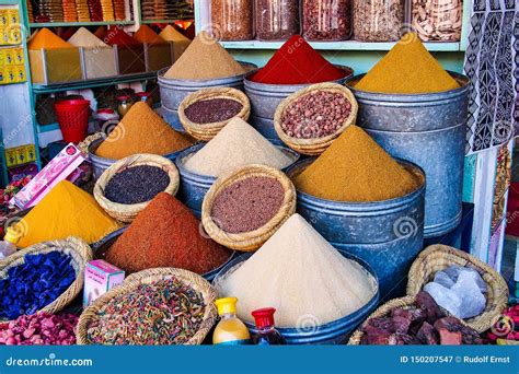 Kleurrijke specerijenmarkt in de souks van Marrakech