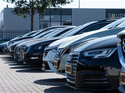Foto van een divers wagenpark van Bo-rent, met personenauto's, bestelbusjes en verhuiswagens.