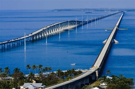 De lange, slingerende Seven Mile Bridge die over het blauwe water van de oceaan loopt.