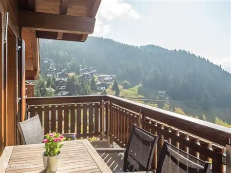 Moderne groepsaccommodatie met balkons en uitzicht op de bergen