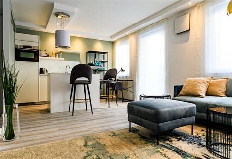 Interieurfoto van een moderne woonkamer met keuken in een groepsaccommodatie