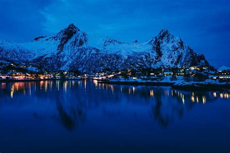 Panoramisch uitzicht op het Brandnertal met besneeuwde bergen en het dorp Brand