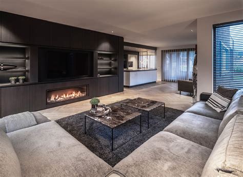 Interieur van een modern ingerichte tweepersoonskamer met een flatscreen-tv en uitzicht op de bergen