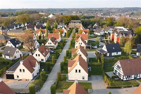 Dronebeelden van Landal Kasteeldomein De Cauberg met de omliggende Limburgse heuvels.